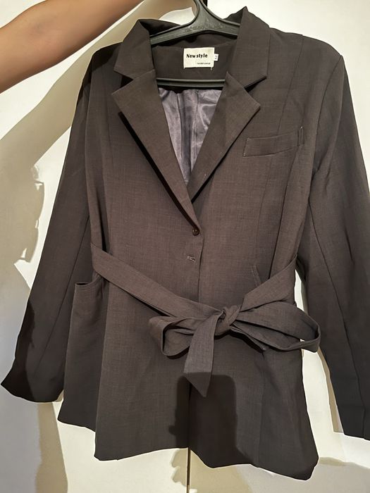 Серый пиджак с поясом, классический, с ремнем, состояние отличное ново