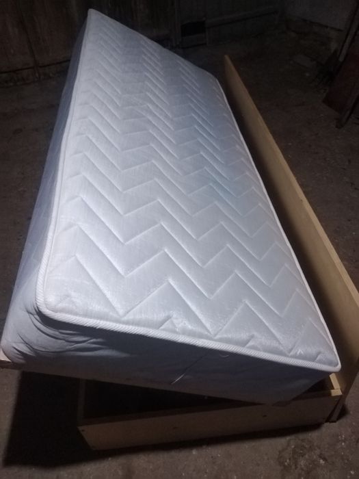 Легло с матрак като нова