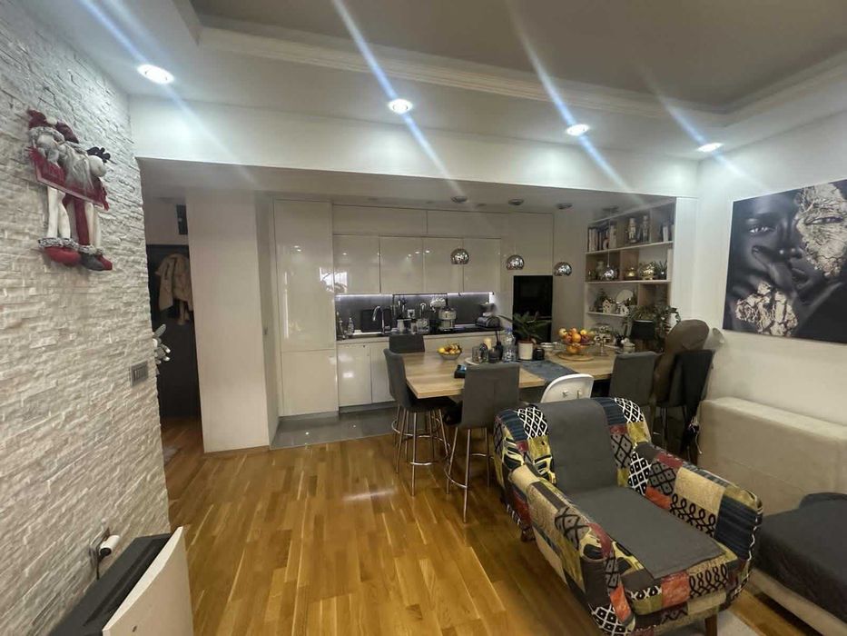 Продава се Двустаен апартамент в София, Център - 56 кв.м за 3393 €/кв.м - Снимка #2