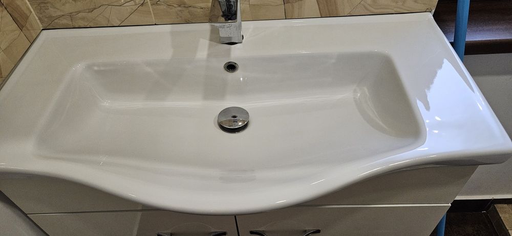 Vând mobilier baie – dulap + chiuvetă + oglindă