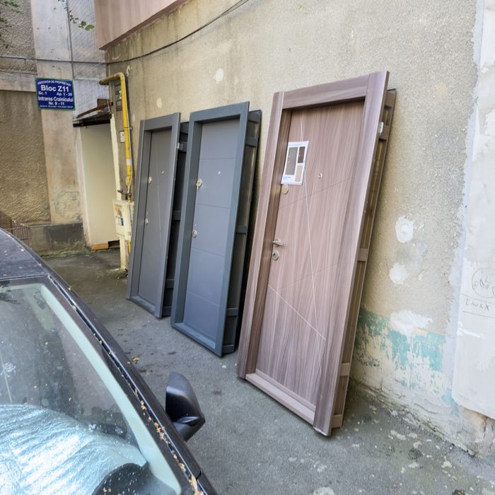 Vand usi la super pret