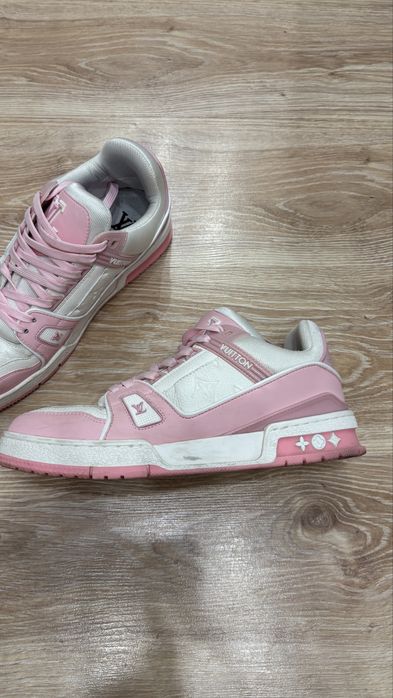 Lv trainers.