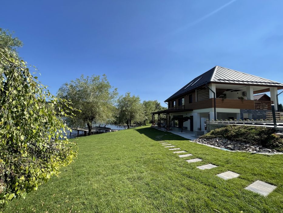 * De inchiriat Vila  cu piscina si jacuzii pe malu lacului in Geaca *