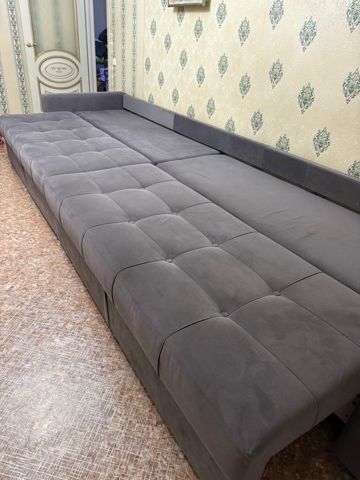 Диван темно серого цвета