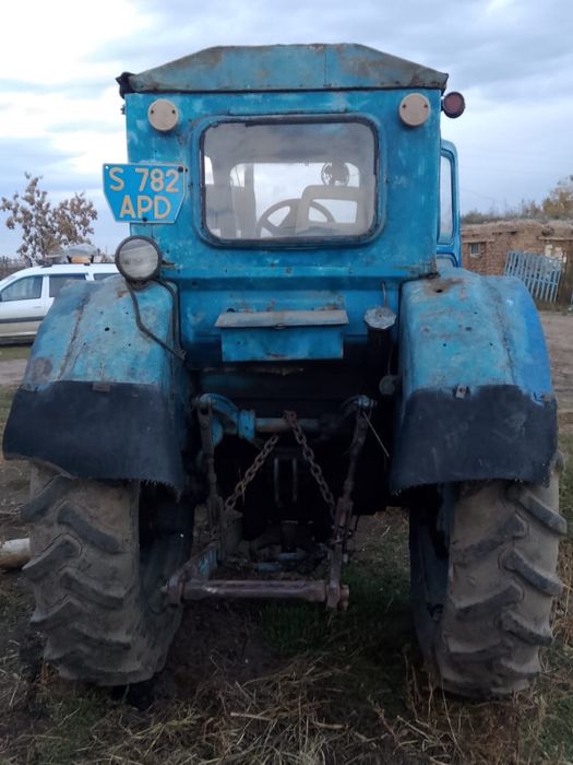 Трактор на ходу