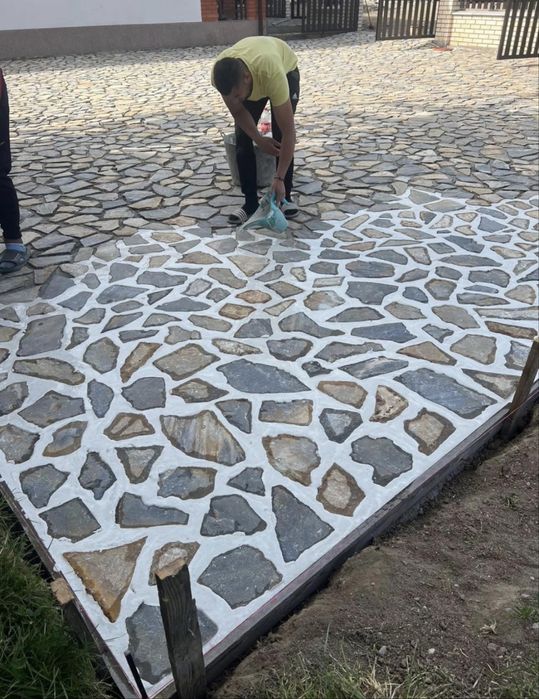 Vând piatră naturală de munte poligonală și montez