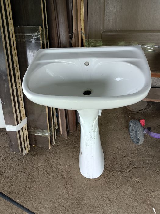 Раковина с ножкой.