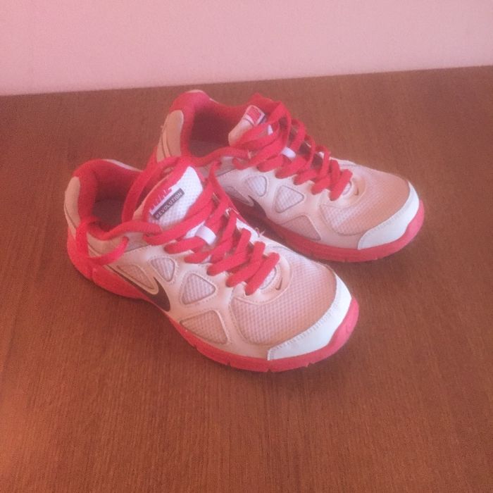 Adidași Nike Revolution