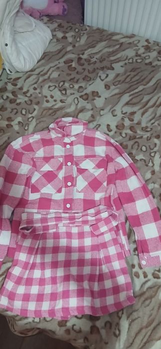 Set fete roz în carouri, rochie + cămașă, stare foarte bună