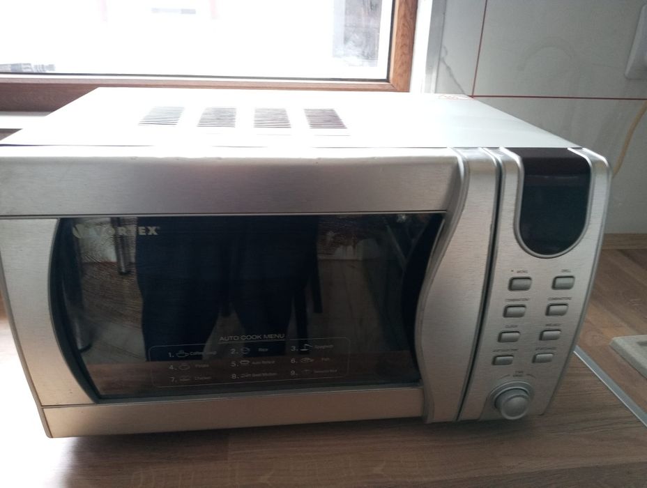 Vând cuptor cu microunde