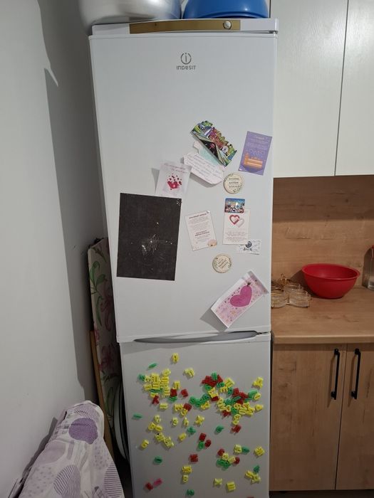 Продам холодильник Indesit SB200