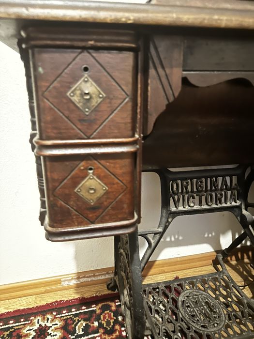 Masina de cusut Victoria