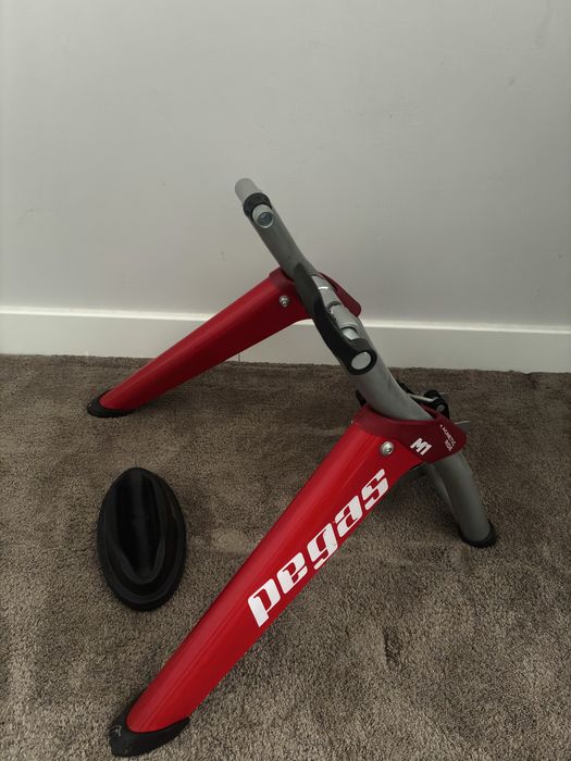 Home trainer magnetic Pegas M1, Cardio, pentru biciclete 26–29” – rosu