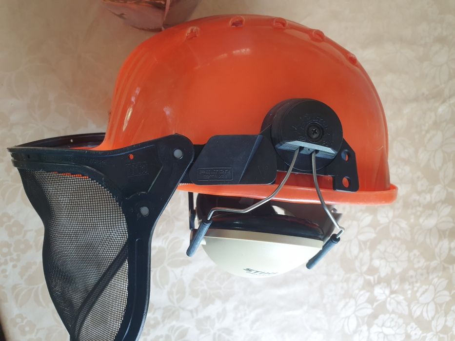 Защитна каска с антифони Stihl
Каски за работа с верижни тни
