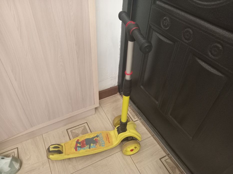 Самокат трёхколёсный