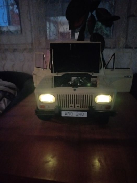 Vând ARO240 macheta