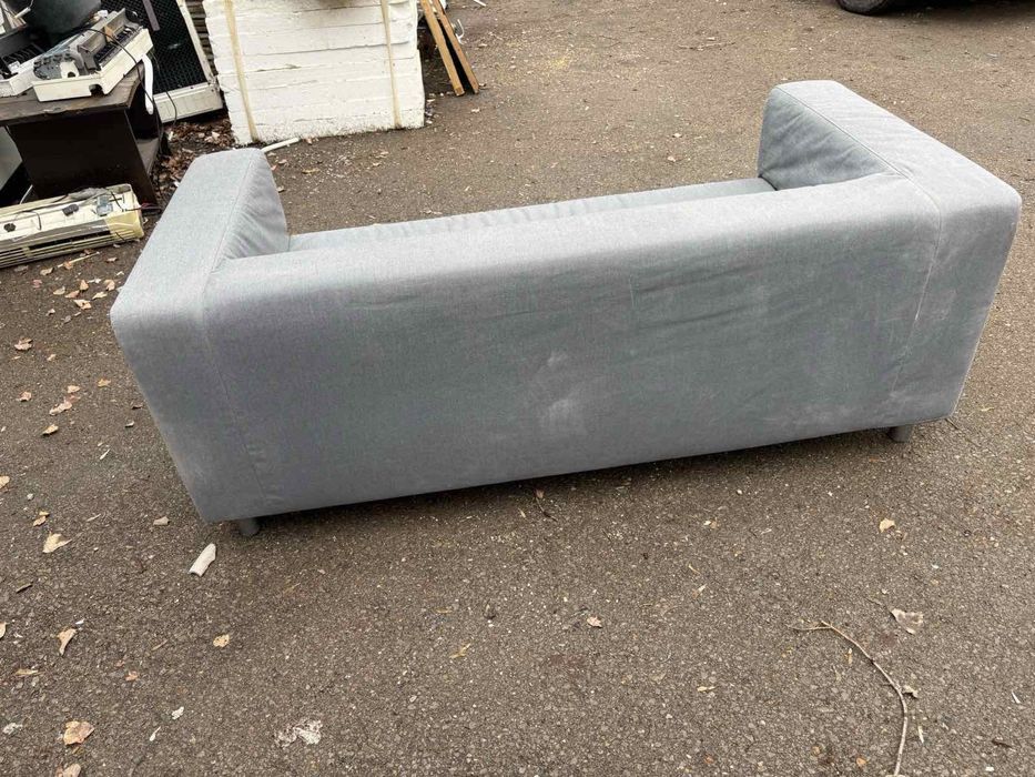 Двуместен диван