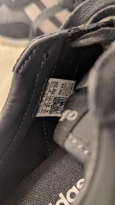 Adidasi piele intoarsa