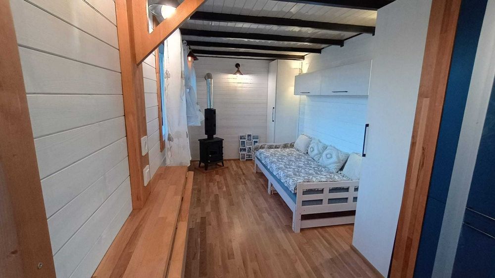 Tiny House - casuta pe roti, lemn masiv, construcție artizanală — 17 mp, complet mobilată, gata de iarnă.