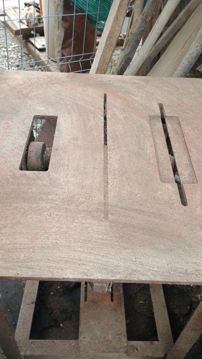 Masa circular foarte masiva