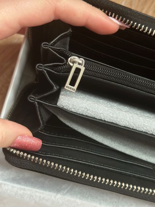 Портмоне Guess.