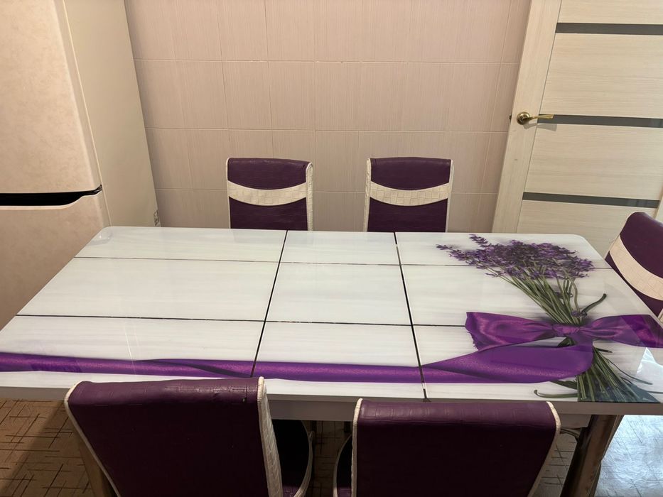 Кухонный стол со стульями