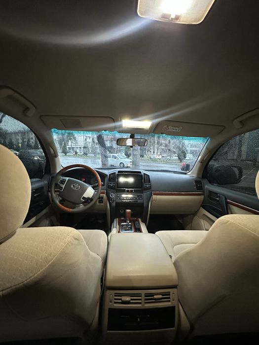 Tayota Land Cruiser V8