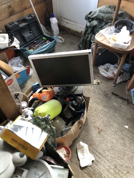 Vand diferite lucruri care nu le mai folosesc