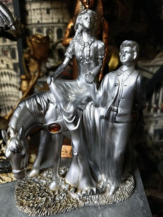 Статуэтки совпласитал продам