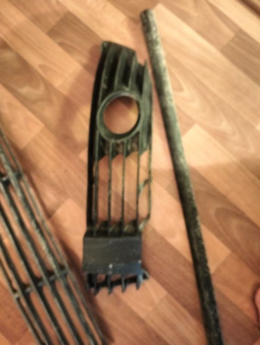 Продам   решетка  от туманника левая сторона  пассат б 5  и решетка ра