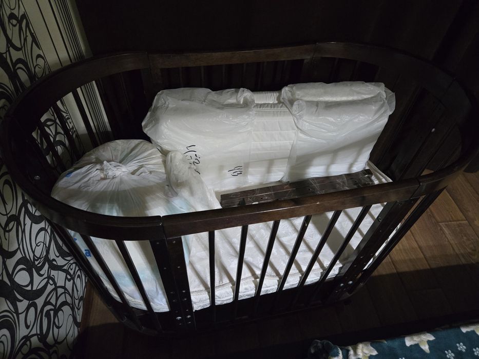 Продаю детскую кроватку-трансформер из натурального дерева.