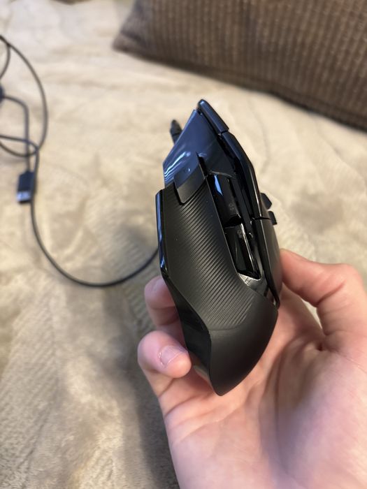 това е логитек г502х и една от най добрите мишки на пазара продавам я защото не ми трябва в перфектно състояние е чисто нова и да страхотна е .
