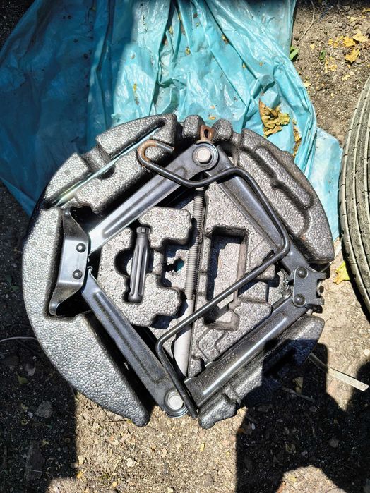 Резервна гума с крик