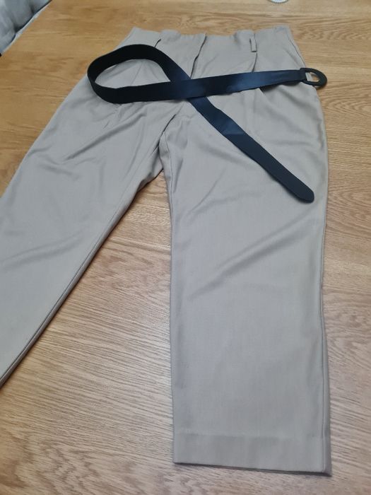 Женские классические брюки бежевого цвета Zara.