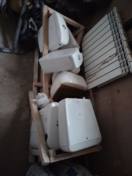 Продам  бачок  для  унитаза