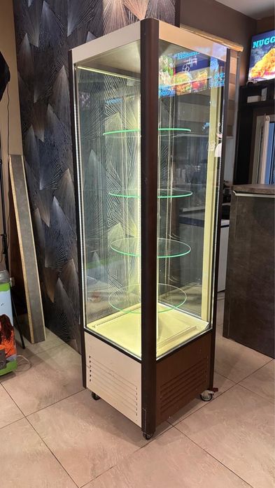 Витрина холодильник для дессертов