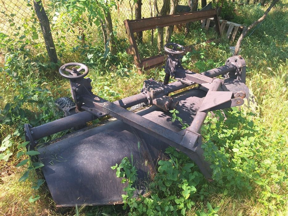 Vând  o remorcă de cărat baloți, remorcă de 5 t ,vagon și mătură fără peri pentru tractor de 80 cai