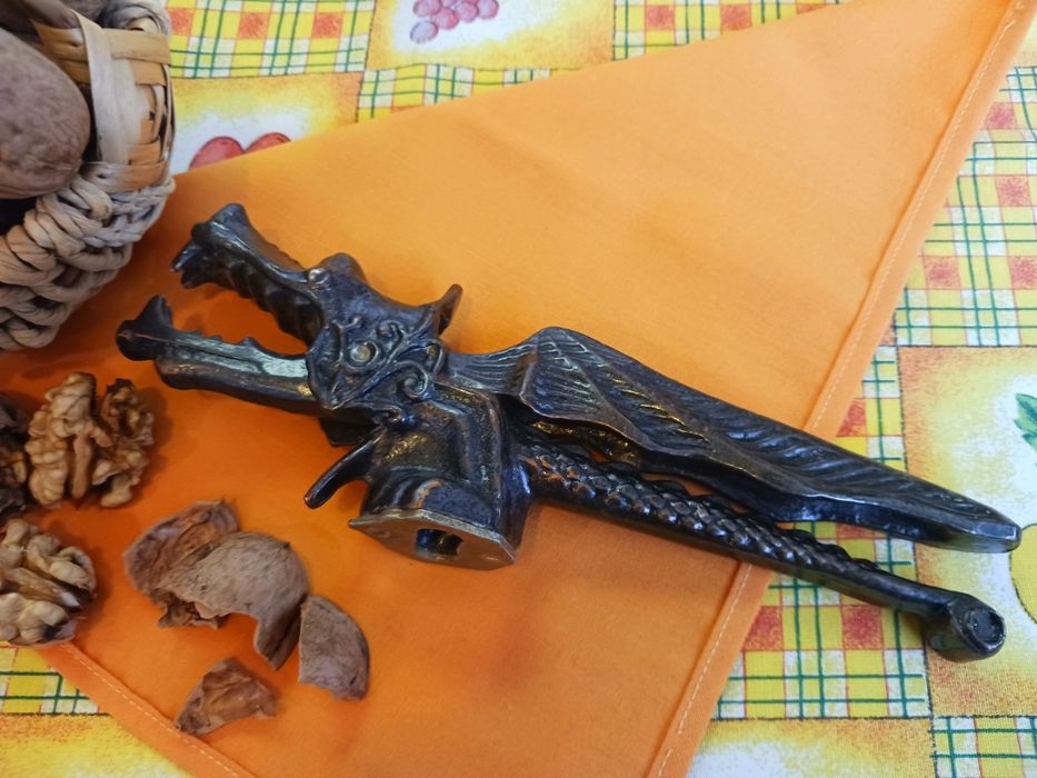 ОРЕХОТРОШАЧКА стара ретро колекция. Лешникотрошачка отварачка за бутил