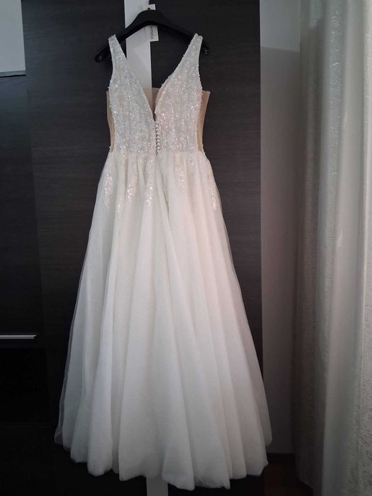 Vând rochie de mireasă,purtata o singură data!