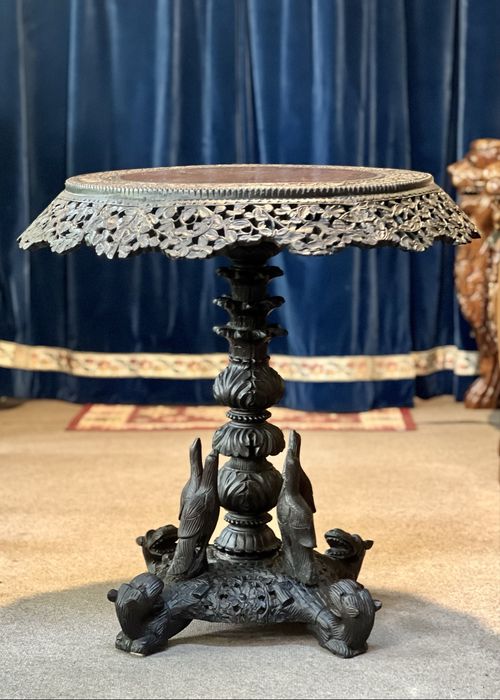 Masă de colecție sculptată manual – piesă rară, vintage