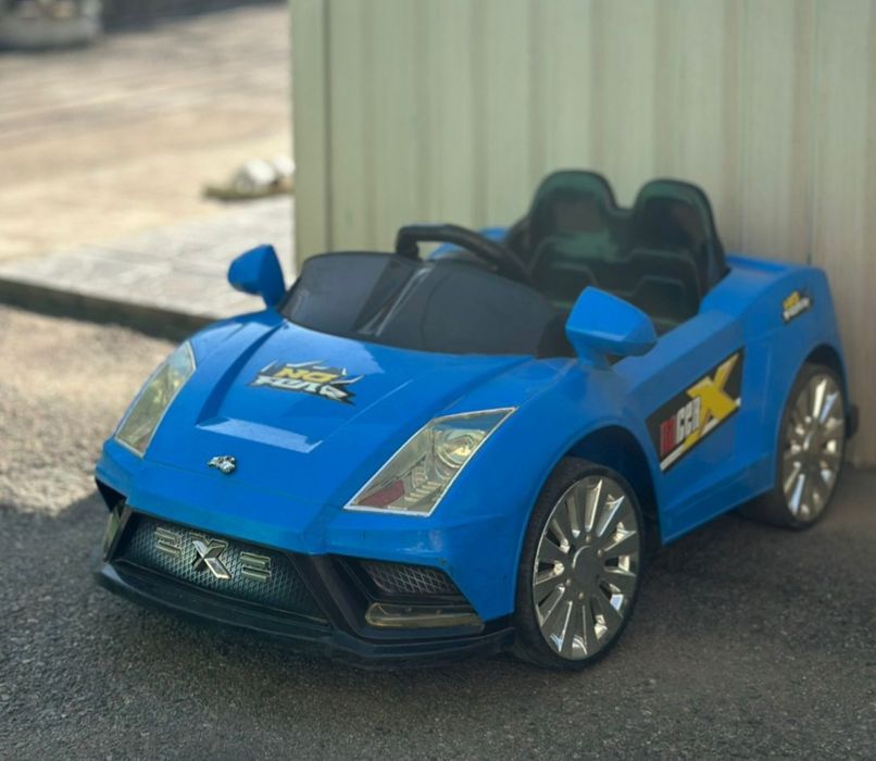 Продам электро машинку с пультом