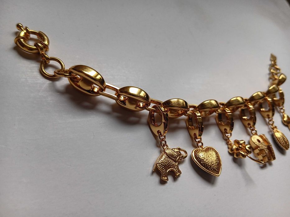 Brățară cu talismane interschimbabile „Love-Luck” de la Galería del Coleccionista, placată cu aur și decorată cu cristale Swarovski, zafire și rubine