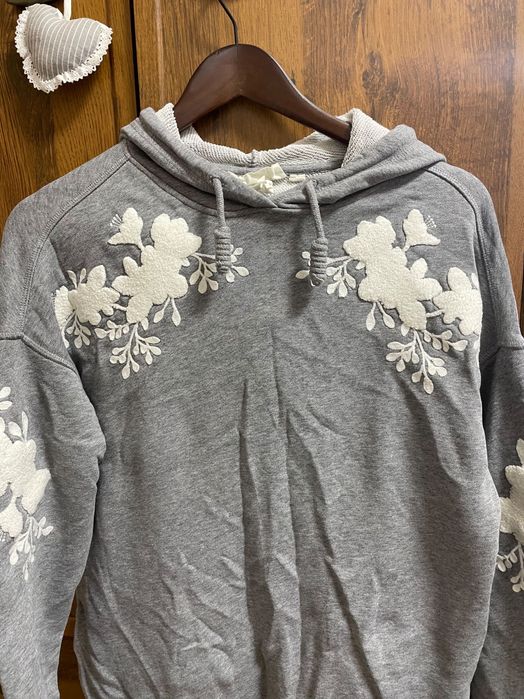 Сиво горнище с бели цветя