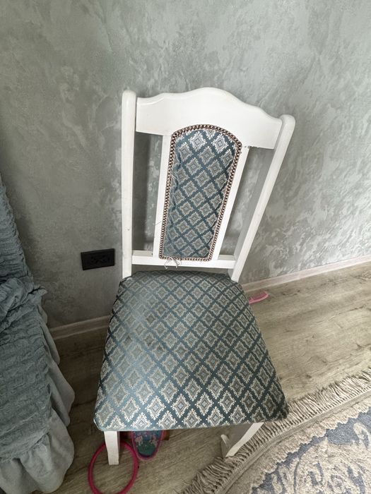 Продам овальный стол и стулья