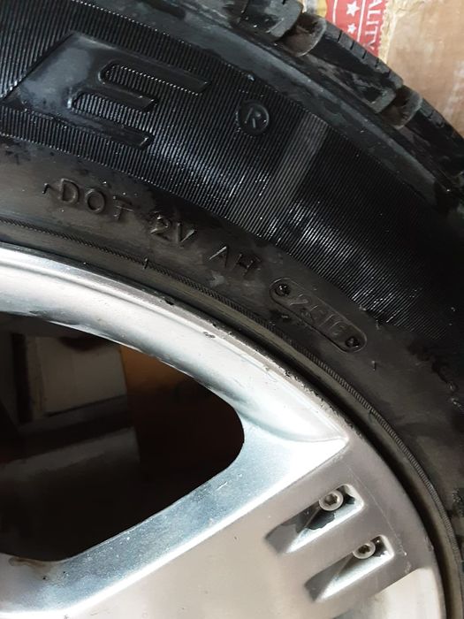 Автошина с дисками в хорошем состоянии