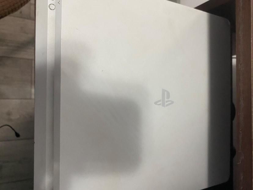 Vând PS 4 cu toate accesoriile și mentenanță făcută!!