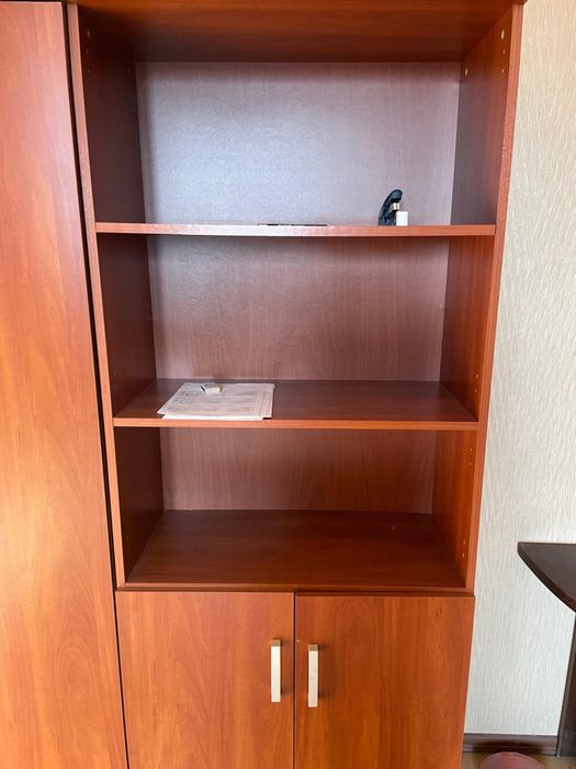 Шкаф, стол, стулья