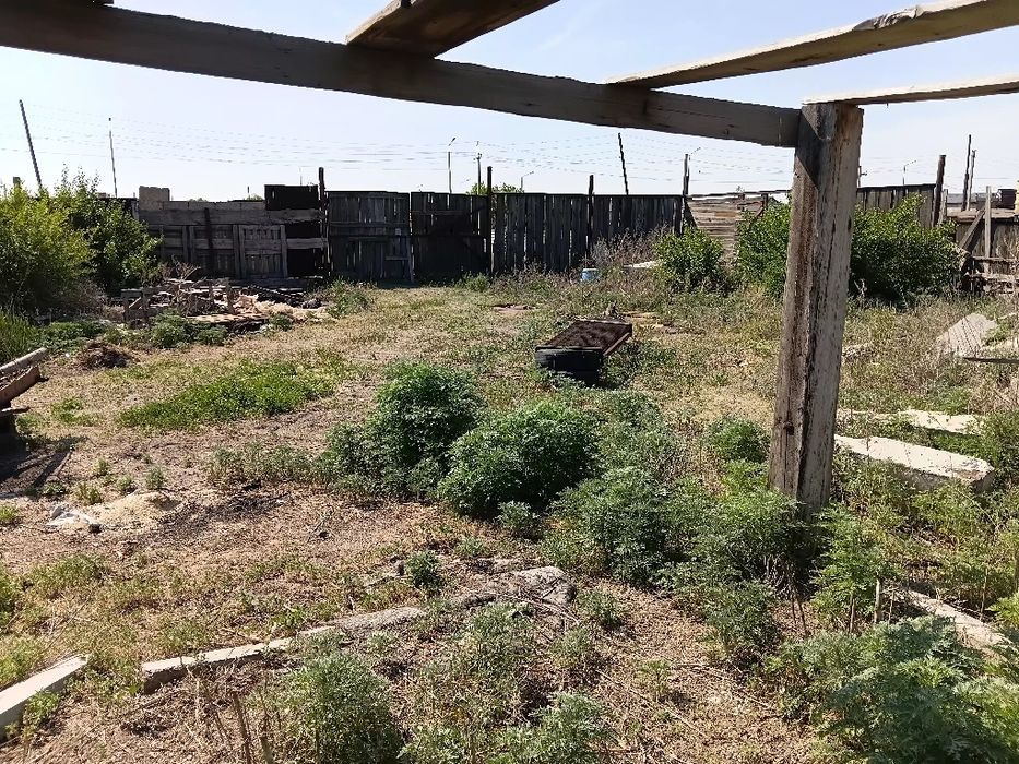 Продам участок с постройками
