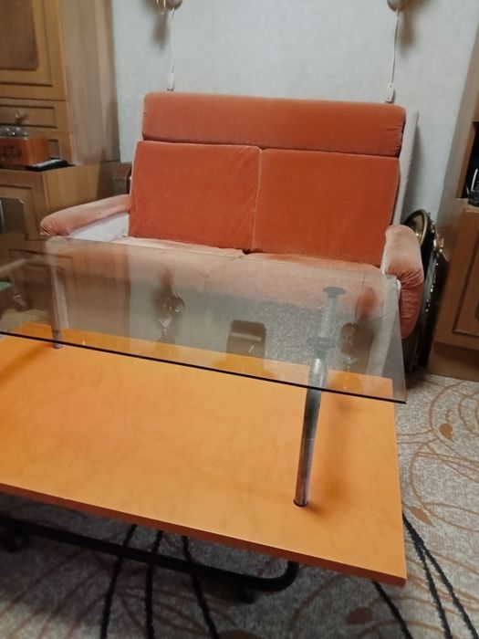 Диван с жур.столиком.