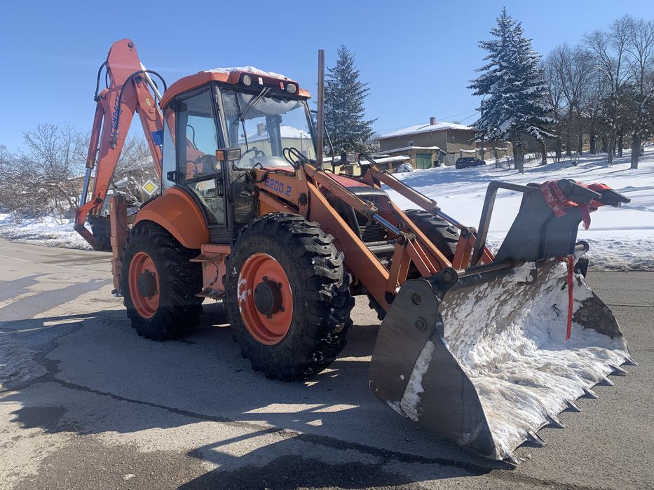Извършвам услуги с комбиниран багер